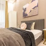 Deluxe Top Center Izabella Apartment By Cavaland